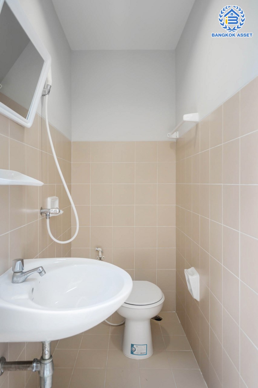 บ้านมือสองตกแต่งใหม่ ม.คาซ่าแกรนด์ ชัยพฤกษ์-แจ้งวัฒนะ แบรนด์ Q.House หลังใหญ่ เนื้อที่ 72 ตร.ว. ฟังก์ชันจัดเต็ม 3 ห้องนอน 4 ห้องน้ำ 1 ห้องแม่บ้าน 2 ที่จอดรถ ตอบโจทย์ทุกการเดินทาง บนทำเลใกล้เซ็นทรัลฯ และจุดขึ้นทางด่วน "แจ้งวัฒนะ" และรถไฟฟ้าสายสีชมพู...